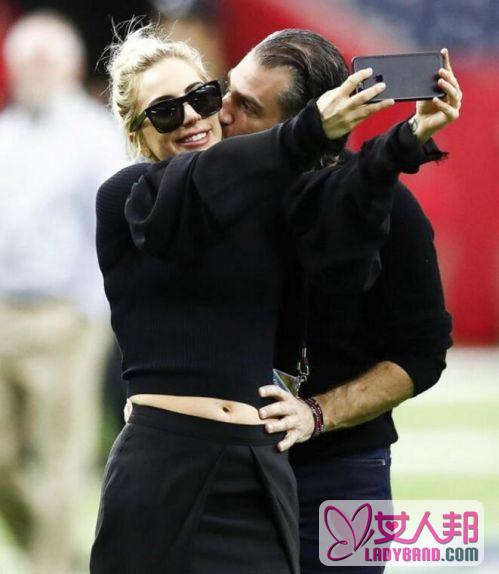 曝Lady Gaga与一名经纪人交往  超级碗当天两人亲密拥抱
