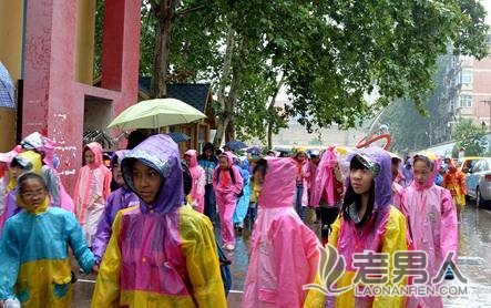 郑州多所学校禁止学生雨天打伞 专家称因噎废食