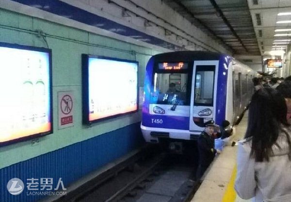 >北京地铁2号线车公庄站一乘客企图卧轨被强行带离