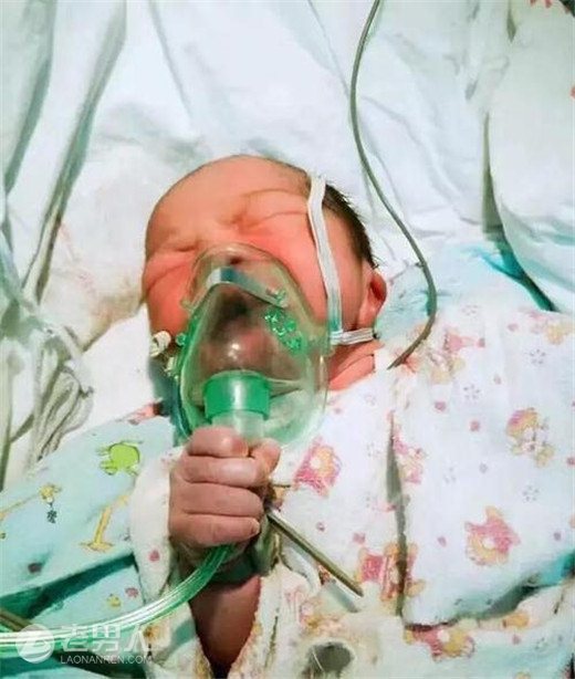 >宝宝拿氧气罩吸氧 网友评价:从出生就很努力