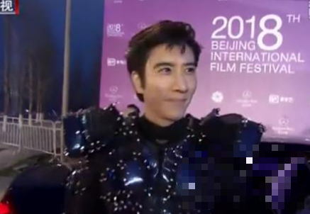 国际电影节王力宏带领舞者们走红毯 表现欲太强有点尴尬！