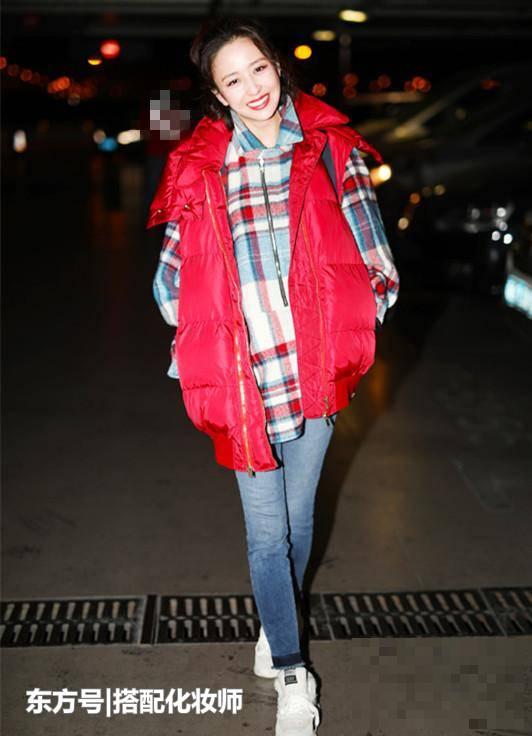 佟丽娅又去机场，打扮得很萌，这拍照姿势像是回到17岁！