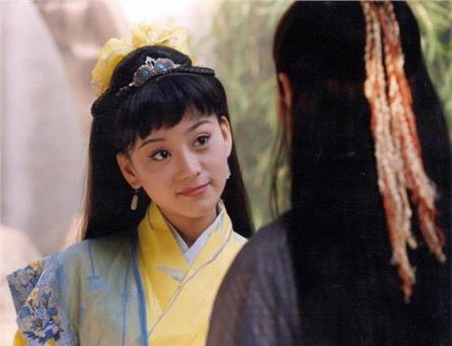 >李亚鹏版笑傲江湖中前几集演岳灵珊的女演员是谁?
