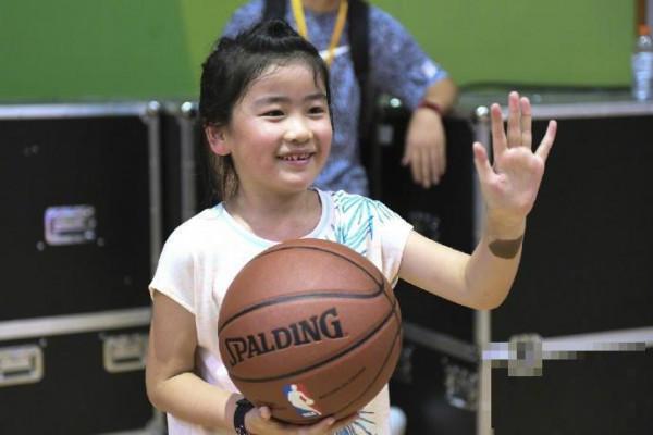 >姚明7岁女儿小试身手玩篮球 投球控球有模有样