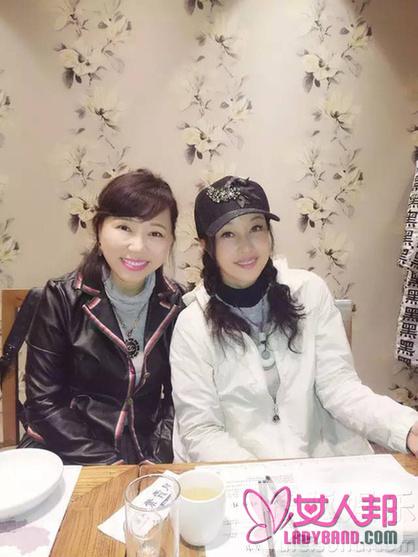 刘晓庆与朋友聚餐 扎双马尾穿白衣扮少女