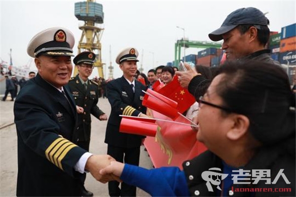 中国海军访问摩洛哥 300余名华人欢喜舞狮迎接