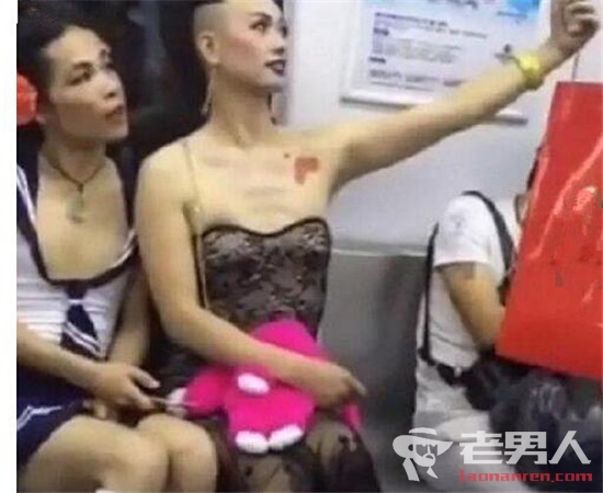 >地铁惊现妖娆乘客 男人穿女装骚起来太要命（图）