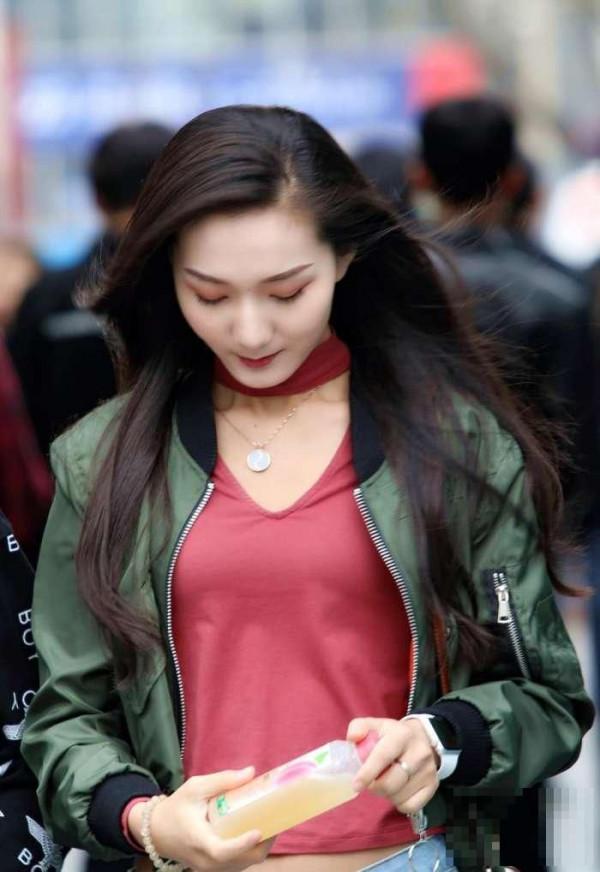 >北京三里屯街拍：长这么大第一次看到头发这么长的姑娘