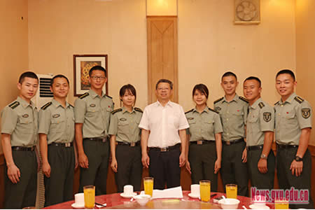 广西刘正东 广西大学党委书记刘正东与学校8名国防生代表在西苑餐厅共用晚餐