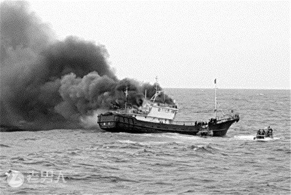 >韩国海警向中国渔船投掷爆音弹 3名中国船员死亡