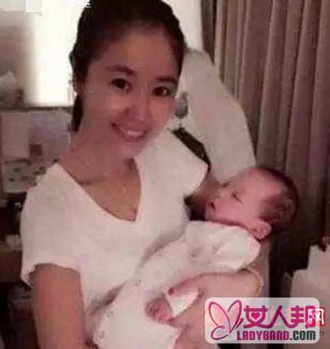 林心如婚后首晒女儿正面照，林心如身材苗条和baby有的一拼 对比图曝光