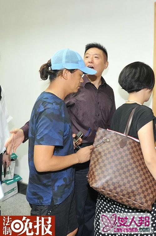 王宝强到北京朝阳法院起诉离婚 要求孩子抚养权