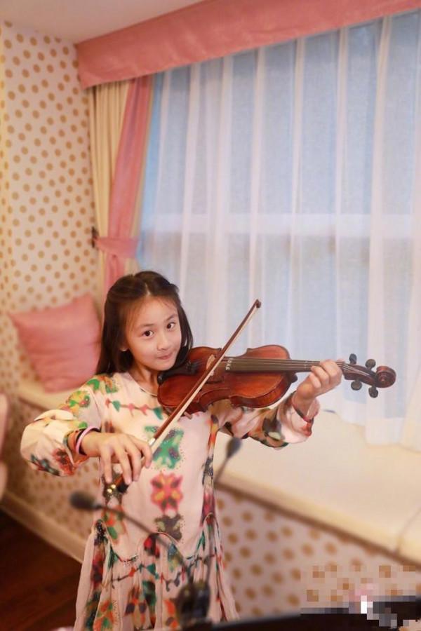 少女初长成，田亮女儿森碟变身小提琴手