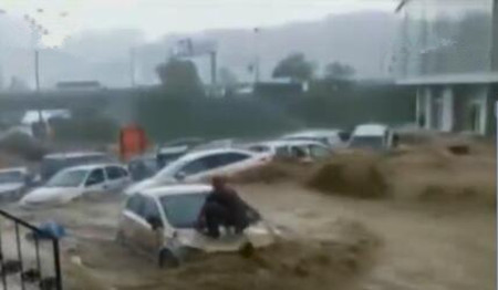 >安卡拉暴雨致洪水 车辆被淹在水中爬车顶求生