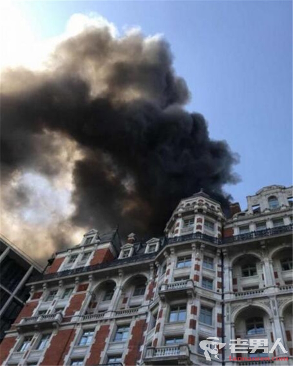 >伦敦一家五星级酒店起火 百余名消防员投入救援