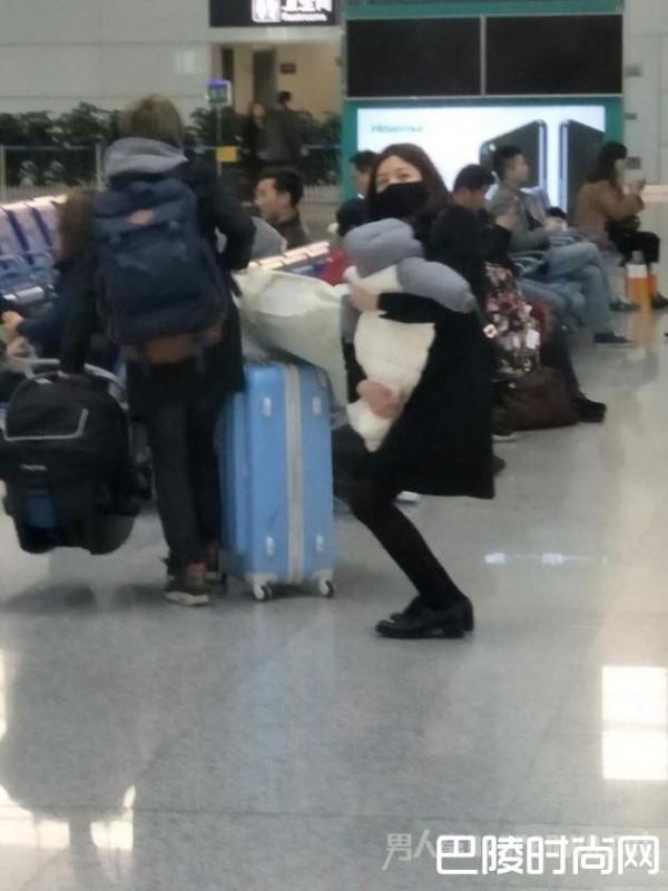 陈妍希抱孩子现身合肥火车站  产后开启辣妈模式