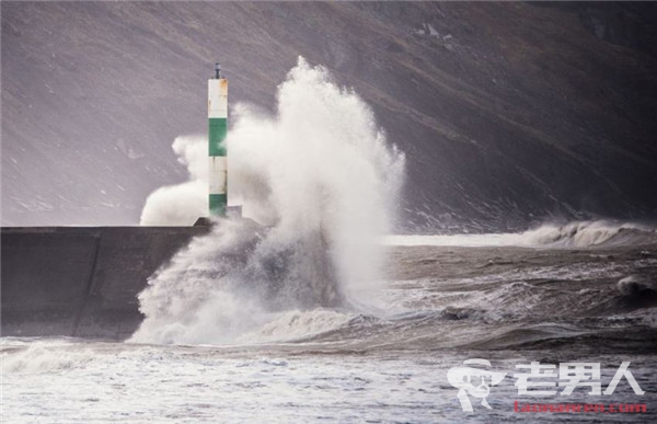 印度再遭强风暴雨侵袭 极端天气已致200余人死亡