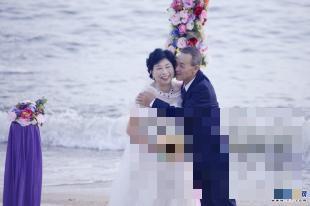 孝女上线！柳岩哽咽读证婚词为父母办惊喜“红宝石”婚礼