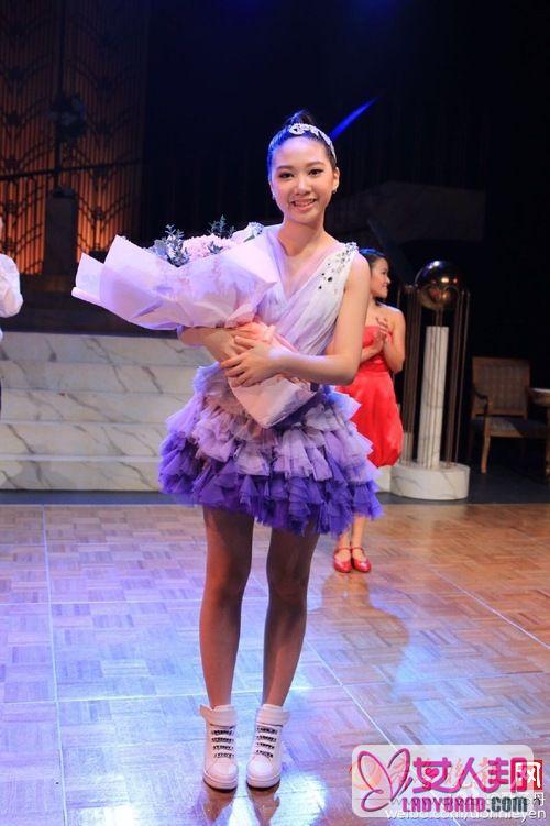 甄子丹12岁女儿表演台风超好 腿长貌美和妈妈汪诗诗很像
