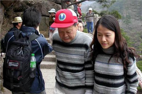 >王薇薇照片 31岁奥运冠军和67岁华裔妻子王薇薇近照