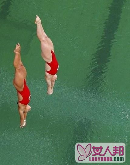 奥运泳池突然变色吓人 中国女双十米台同样夺金五连冠