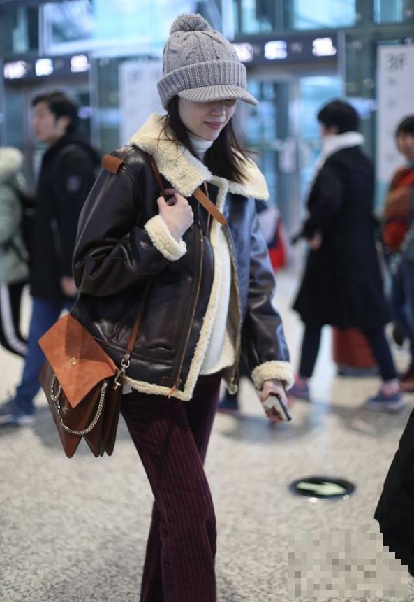 董洁现机场，38岁穿得像个18岁少女，网友：脸上两道沟暴露了！