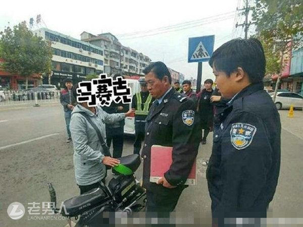 >亳州一中年女子违章行驶 两次拿假币交给民警