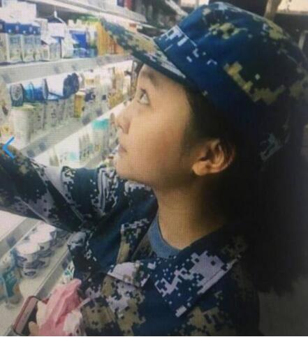>林妙可穿军训服超市买酸奶 网友却称她已经很胖：怎么还喝酸奶？