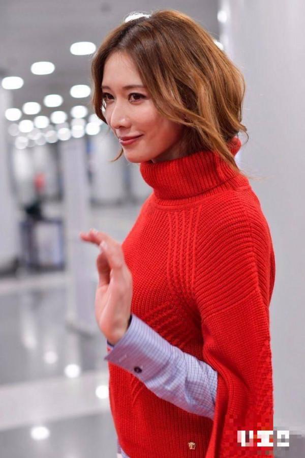 林志玲红色毛衣狂奔机场也很美 小S说的是真的