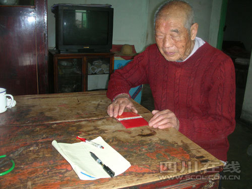 张玉峰老人 96岁老人为玉树灾区作画