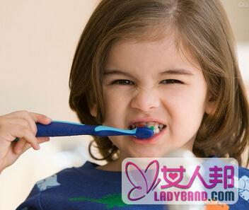 【儿童牙刷哪个牌子好】儿童牙刷怎么选购_儿童牙刷的使用方法