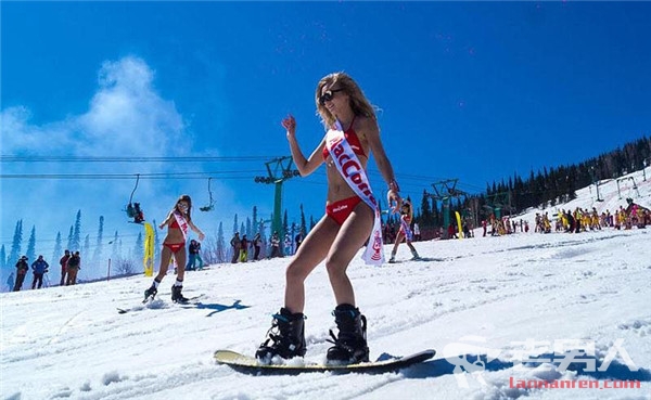 >俄1800人穿泳装滑雪 或有望打破世界纪录