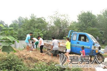 >一家四代人卖房卖车 上山治理荒山5年