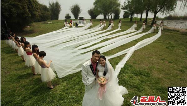 武汉新娘穿520米超长婚纱 寓意“我爱你”