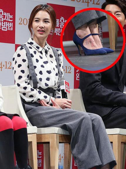 姜惠贞出席新片发表会 身穿斑点花衫露脚背纹身亮相