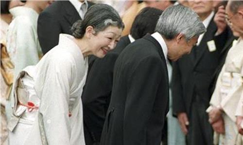 日本天皇裕仁 日本天皇不从政也没实权 那每天都干什么?