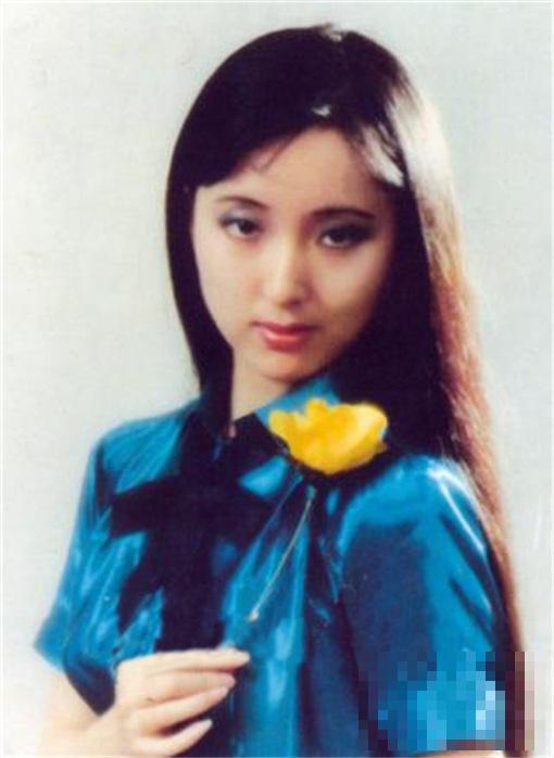 陈晓旭惊艳时光的美照，图二，一身粗布被她穿出了仙子下凡的气质
