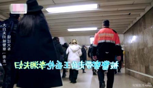 >李湘被警察带走!李湘王岳伦夫妇为何被警察赶下地铁?