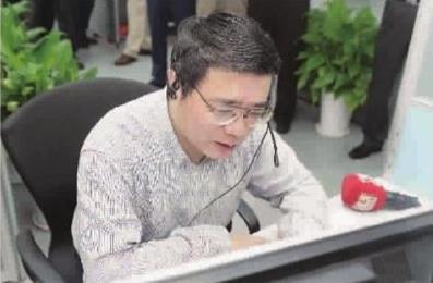 上海副市长蒋卓庆 上海市副市长蒋卓庆在"夏令热线"接听市民来电