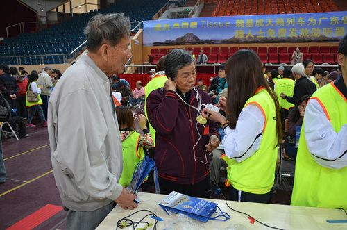 魏基成助听器 澳籍华人魏基成夫妇捐助听器给肇庆市听障人士