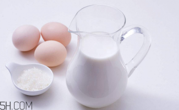 牛奶和什么一起吃最好？牛奶是全脂的好还是脱脂的好？