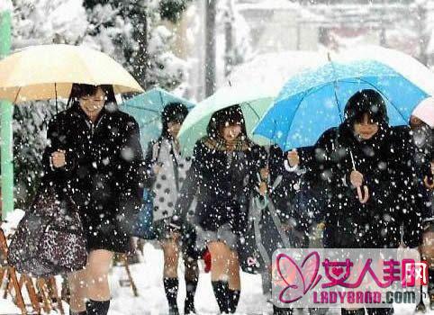>揭秘日本女生为何冬天喜欢穿短裙？这在其他国家看来都是非常怪异的行为(组图)