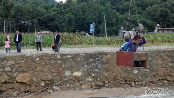 村民造滑索送孩子渡河上学 政府要求拆除