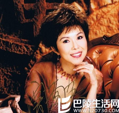 香港老牌歌手关菊英年轻照片    57岁公开出柜恋富婆