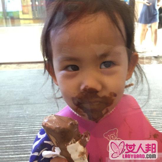 >黄磊小女儿吃冰激凌糊一脸 乍一看以为是甜馨
