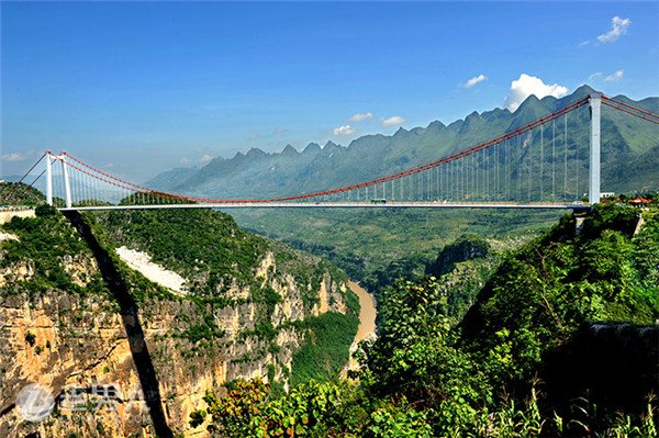 世界第一高桥通车 云雾笼绕中宛如一条巨龙