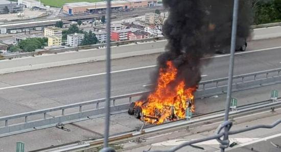 >特斯拉瑞士酿车祸 车辆起火致司机当场死亡