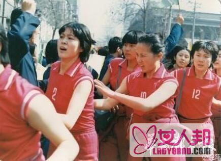 倪萍晒30年前扮演女排老照片 为郎平和姑娘们点赞