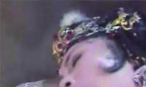 铁扇公主遭袭胸 新疆吐鲁番铁扇公主像频遭袭胸致胸部裸露(图)