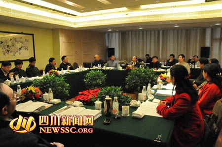 李成云看望参加四川省政协十届四次会议的科技界委员